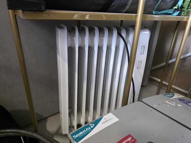 Partijhandel | complete inhoud van 3 stellingvakken met gereedschap, elektronica, horeca-artikelen en diversen - afbeelding 51 van  82