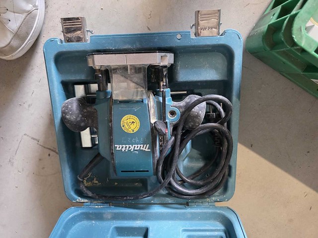 Partijhandel | complete inhoud van 3 stellingvakken met gereedschap, elektronica, horeca-artikelen en diversen - afbeelding 42 van  82