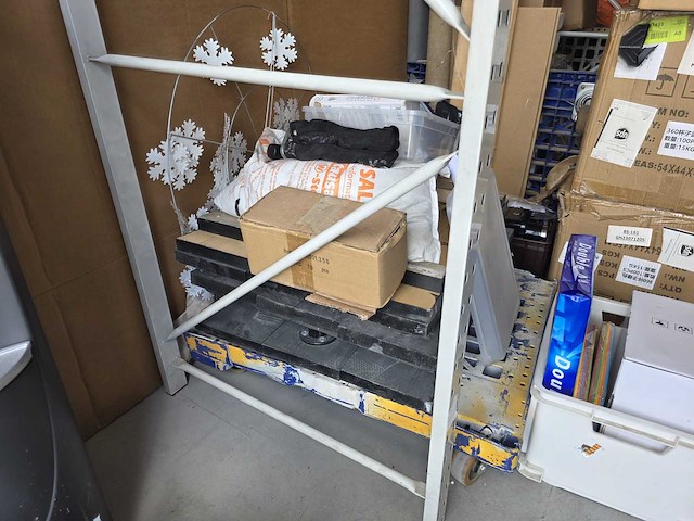 Partijhandel | complete inhoud van 3 stellingvakken met gereedschap, elektronica, horeca-artikelen en diversen - afbeelding 55 van  82