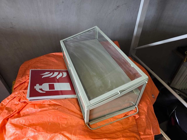 Partijhandel | complete inhoud van 3 stellingvakken met gereedschap, elektronica, horeca-artikelen en diversen - afbeelding 59 van  82