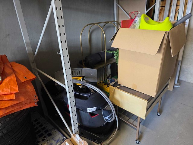 Partijhandel | complete inhoud van 3 stellingvakken met gereedschap, elektronica, horeca-artikelen en diversen - afbeelding 69 van  82