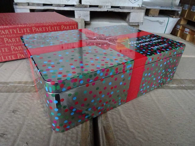 Partylite - 72p92900e - winter holiday gift set - tealight & votive sampler tin (144x) - afbeelding 3 van  6