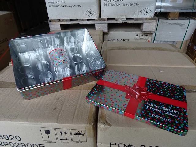 Partylite - 72p92900e - winter holiday gift set - tealight & votive sampler tin (144x) - afbeelding 1 van  6