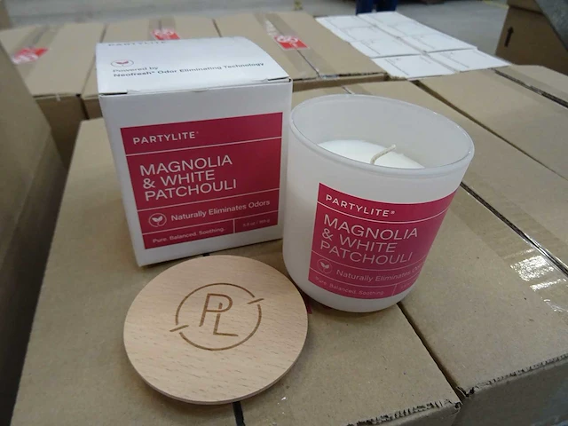 Partylite - g1222174 - magnolia & white patchouli jar candle - fresh coll (176x) - afbeelding 1 van  3
