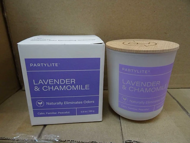 Partylite - g1222178 - lavender & chamomile jar candle - fresh collection (240x) - afbeelding 1 van  3