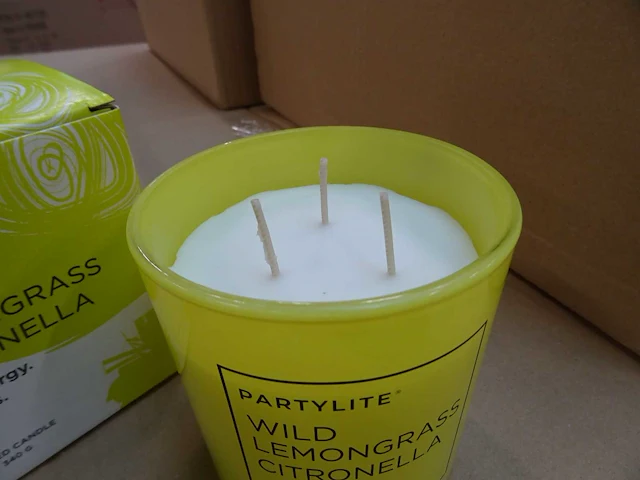 Partylite - g141811 - wild lemongrass citronella speciality jar candle (480x) - afbeelding 2 van  4
