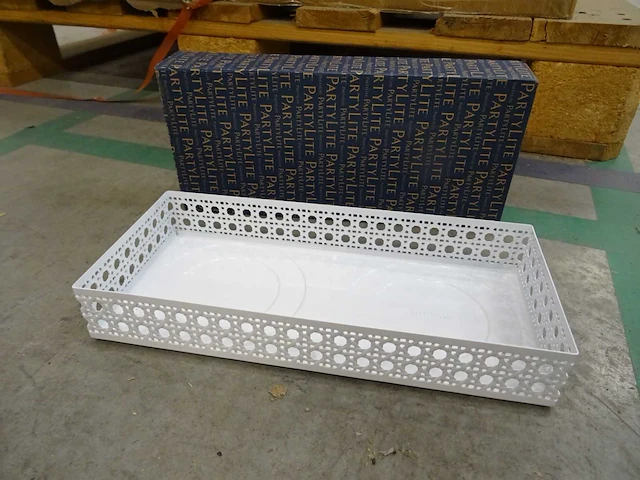 Partylite - p92783 - white pierced double jar holder (1040x) - afbeelding 1 van  4