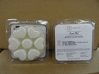 Partylite - shy123 - iced snowberries plus heart melts (900x)
