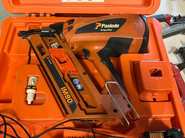 Paslode im90i nagelpistool - afbeelding 1 van  4