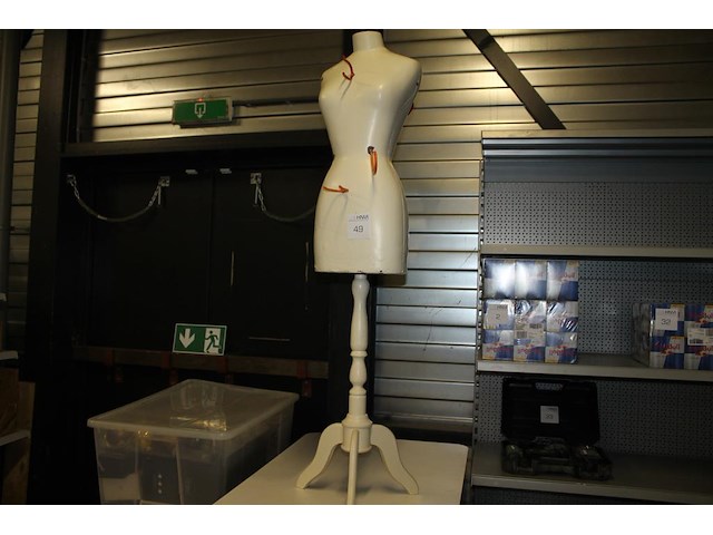 Paspop met diverse haken. hoogte ca. 145 cm. - afbeelding 1 van  3