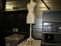 Paspop met diverse haken. hoogte ca. 145 cm. - afbeelding 1 van  3