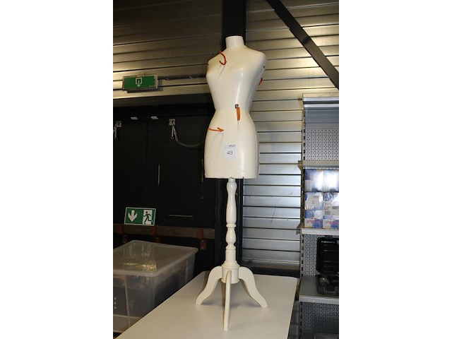 Paspop met diverse haken. hoogte ca. 145 cm. - afbeelding 2 van  3