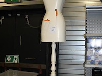 Paspop met diverse haken. hoogte ca. 145 cm. - afbeelding 2 van  3