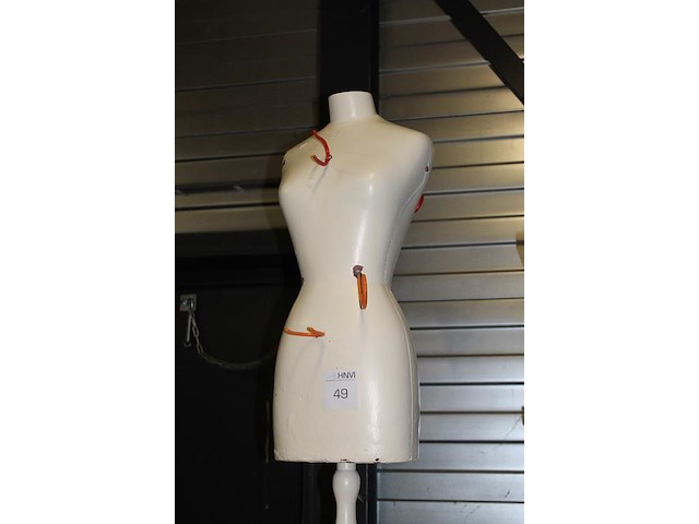 Paspop met diverse haken. hoogte ca. 145 cm. - afbeelding 3 van  3