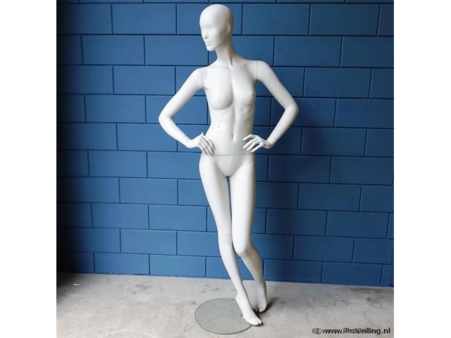 Paspop op glazen standaard - afbeelding 1 van  5