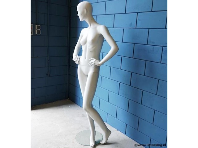 Paspop op glazen standaard - afbeelding 3 van  5