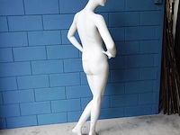 Paspop op glazen standaard - afbeelding 5 van  5