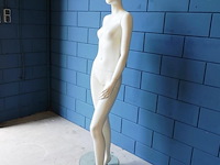 Paspop op glazen standaard - afbeelding 3 van  5