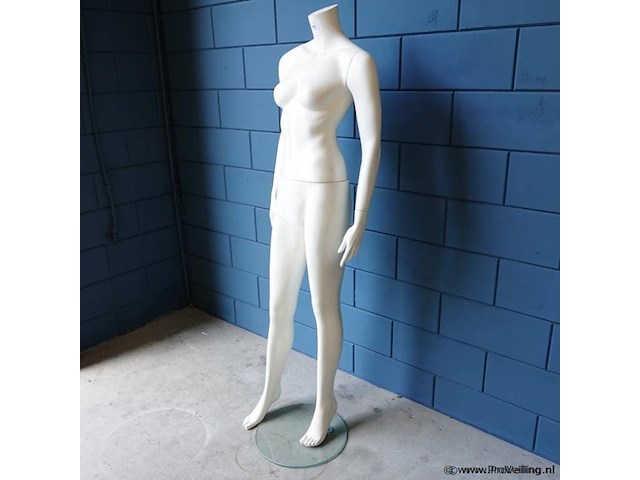 Paspop op glazen standaard - afbeelding 3 van  5