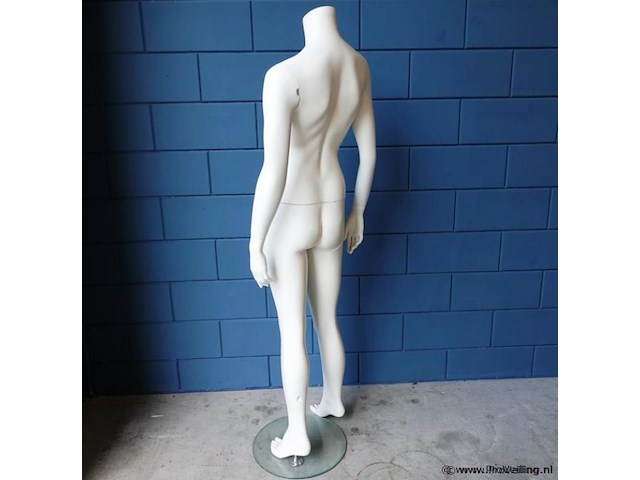 Paspop op glazen standaard - afbeelding 5 van  5