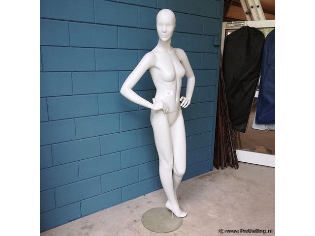 Paspop op glazen standaard - afbeelding 2 van  5