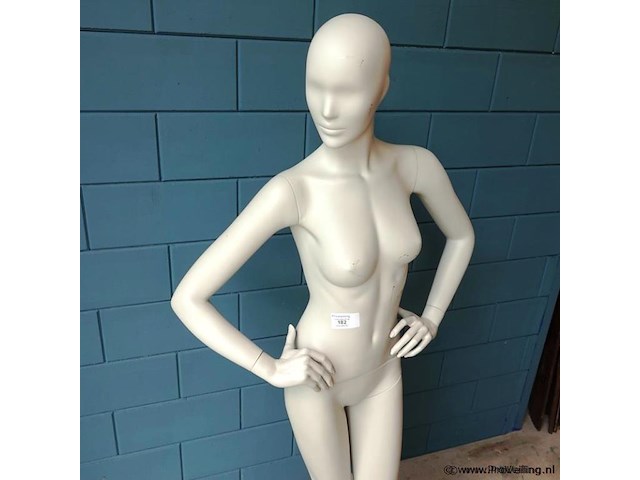 Paspop op glazen standaard - afbeelding 4 van  5