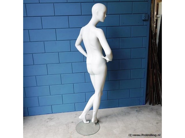 Paspop op glazen standaard - afbeelding 5 van  5