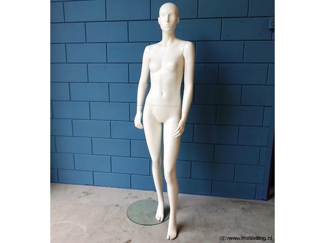 Paspop op glazen standaard - afbeelding 1 van  5