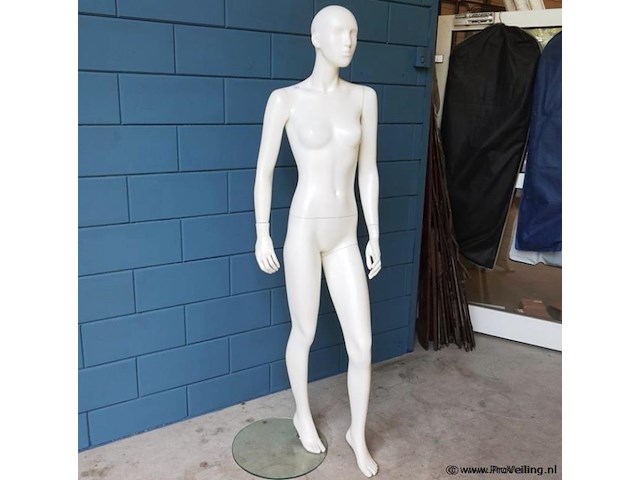 Paspop op glazen standaard - afbeelding 2 van  5