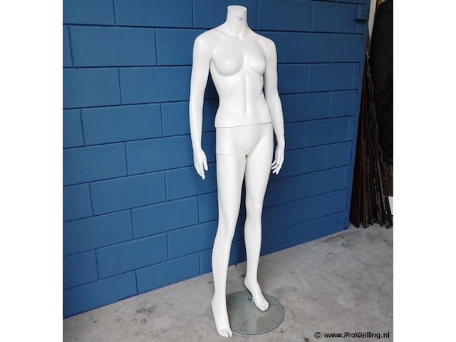 Paspop op glazen standaard - afbeelding 2 van  5