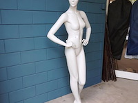 Paspop op glazen standaard - afbeelding 2 van  5