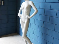 Paspop op glazen standaard - afbeelding 3 van  5