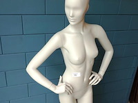 Paspop op glazen standaard - afbeelding 4 van  5