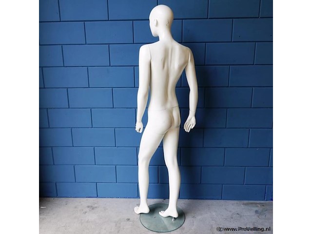 Paspop op glazen standaard - afbeelding 5 van  5