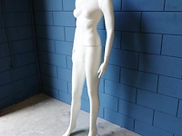 Paspop op glazen standaard - afbeelding 3 van  5