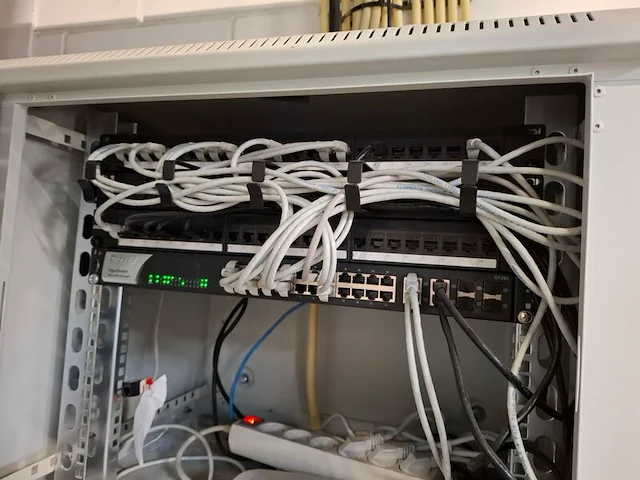 Patchkast met inhoud gigamedia - afbeelding 3 van  5