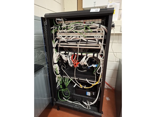 Patchkast met inhoud - afbeelding 3 van  7