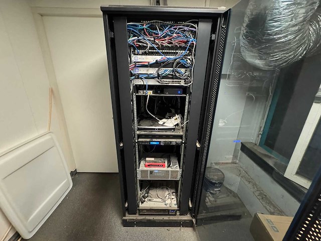 Patchkast met inhoud - afbeelding 2 van  8