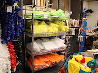 Pattycoats in diverse kleuren in winkelrek, incl. winkelrek afm. 90 x 46 x 130 cm. - afbeelding 1 van  3