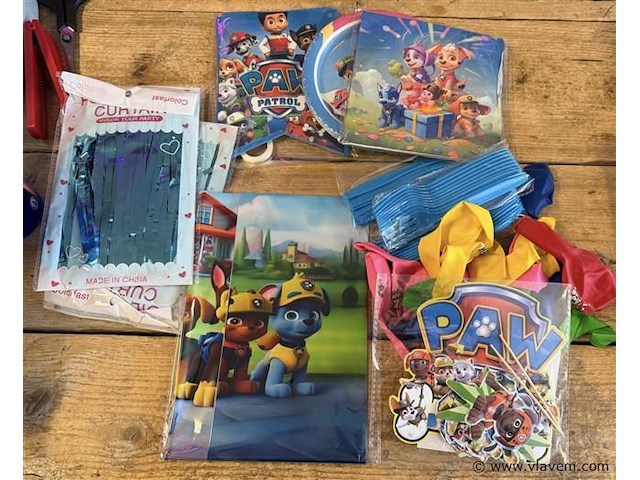 Paw patrol feestpakket, incl. kleed, slingers, ballonnen, bordjes, bestek etc. - 100 stuks - afbeelding 1 van  3