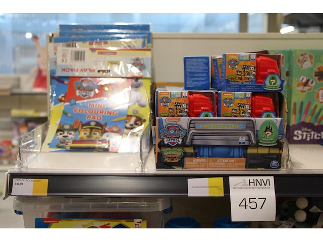 Paw patrol producten op en in twee schappen w.o. minifiguren, knuffels, klei en sponsen. - afbeelding 1 van  2