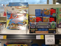 Paw patrol producten op en in twee schappen w.o. minifiguren, knuffels, klei en sponsen. - afbeelding 1 van  2