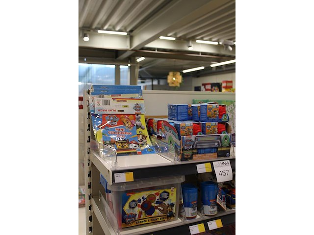 Paw patrol producten op en in twee schappen w.o. minifiguren, knuffels, klei en sponsen. - afbeelding 2 van  2