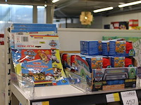 Paw patrol producten op en in twee schappen w.o. minifiguren, knuffels, klei en sponsen. - afbeelding 2 van  2