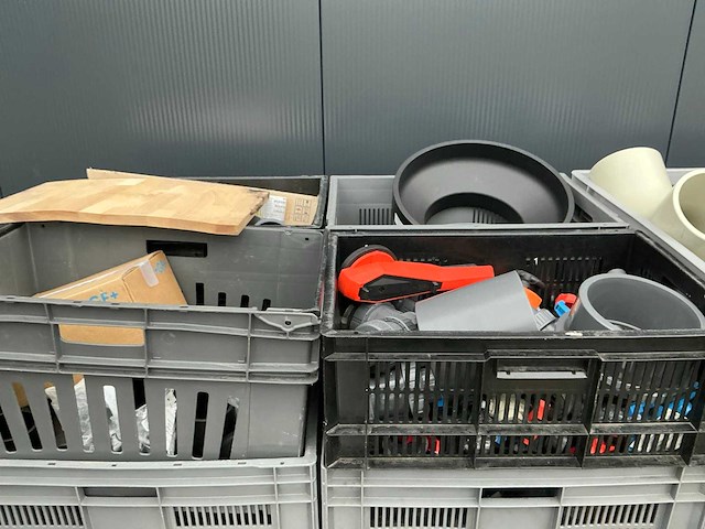 Pe bochten en moffen in kunststof krat (45x) - afbeelding 1 van  6