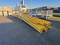 Pe buizen met bok - afbeelding 1 van  2