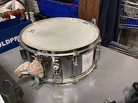 Pearl snare drum