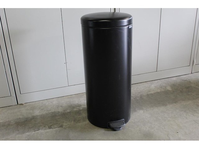 Pedaalemmer brabantia soft close. hoogte 67 cm. doorsnede 29 cm - afbeelding 1 van  3