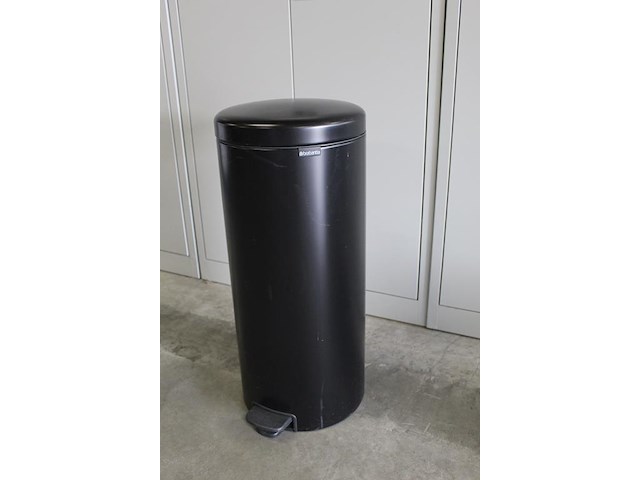 Pedaalemmer brabantia soft close. hoogte 67 cm. doorsnede 29 cm - afbeelding 2 van  3