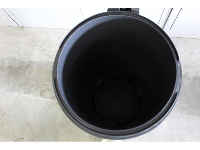 Pedaalemmer brabantia soft close. hoogte 67 cm. doorsnede 29 cm - afbeelding 3 van  3